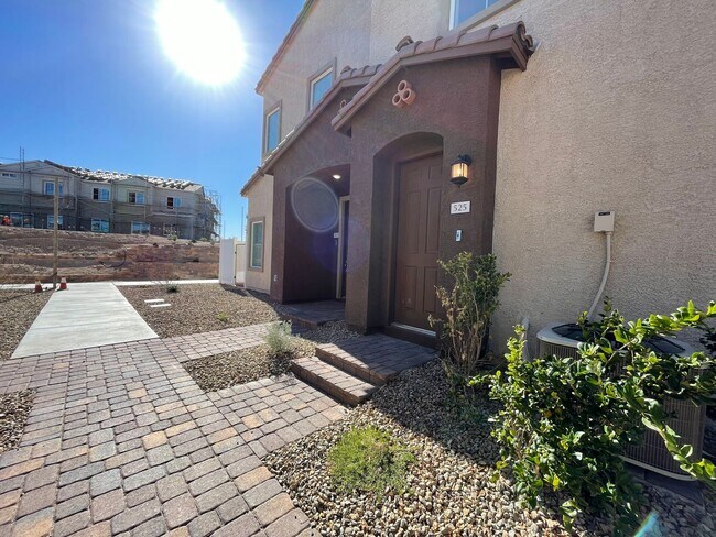 Building Photo - GATED 2 BED 2.5 BATH 2 CAR GARAGE 2FLOOR C...