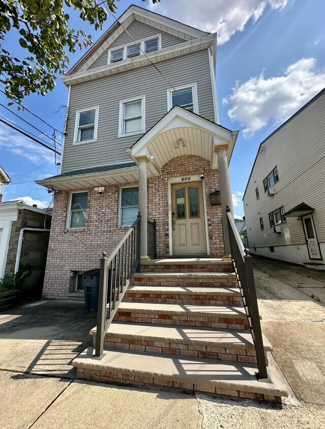 Primary Photo - 606 William St