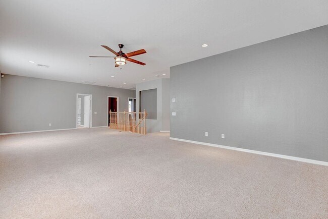 Foto del edificio - 2589 Chateau Clermont St