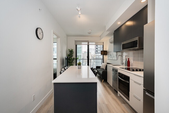 Building Photo - 1055 Rue de la Montagne