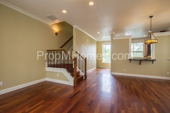 Foto del edificio - Prime Location - Luxury Two Bedroom Townho...