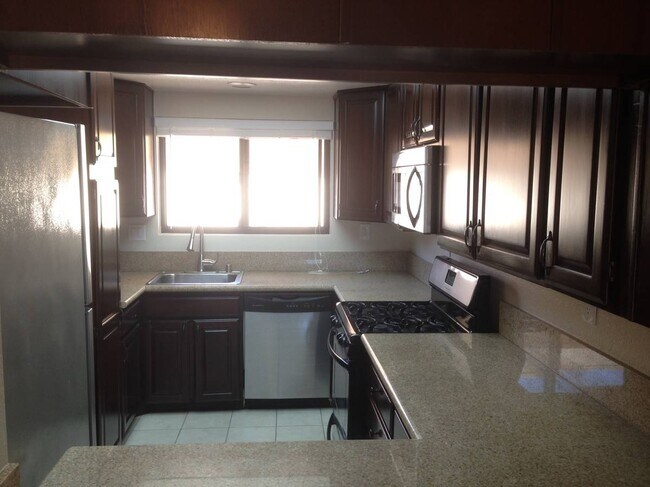 Kitchen - 931 Martin Dr