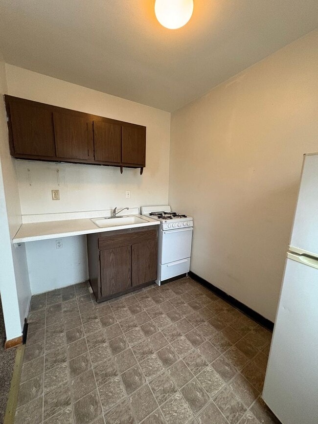 Building Photo - 50 W 7th Ave