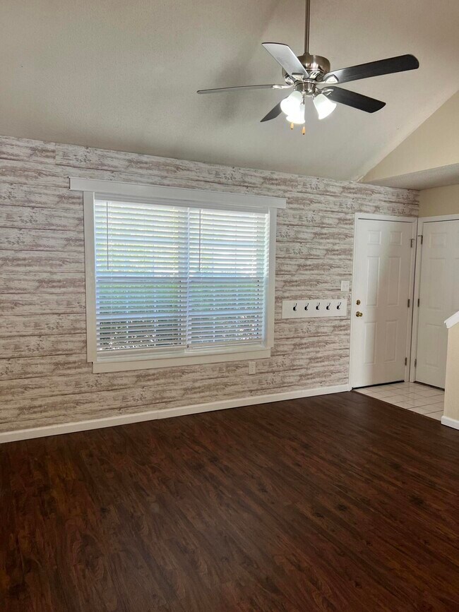 Building Photo - 302 Nikki Way