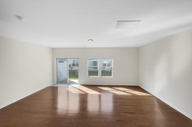 Foto del edificio - Room in Townhome on Keystone Park Dr