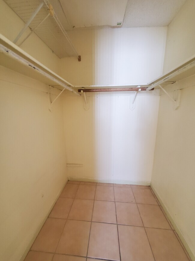 Building Photo - 2330 W 60th St