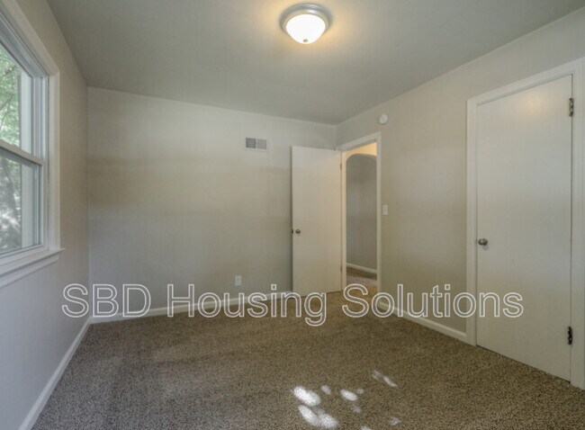 Building Photo - 1002 Orchard Ave