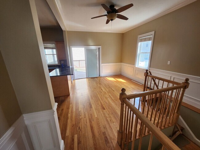 Foto del edificio - Bi Level Rehabbed 2 Bd 2 Bath With Laundry...