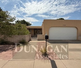 Building Photo - 1704 Live Oak Pl