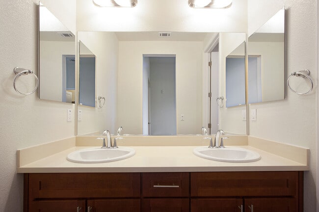 Building Photo - New and modern 2 bedroom townhome just ste...