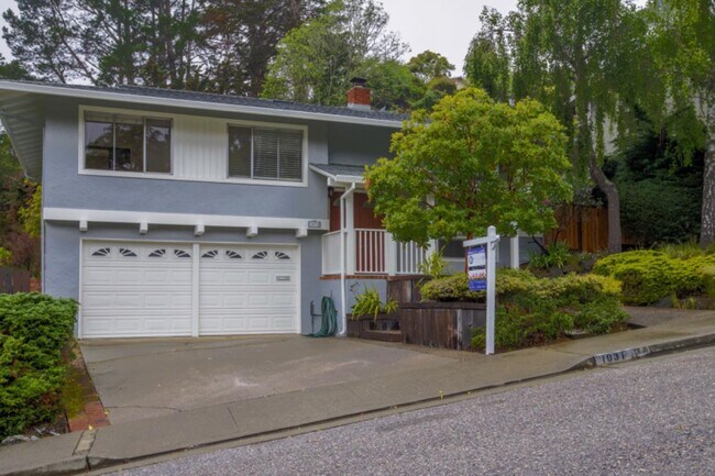 Building Photo - 1031 Yosemite Dr