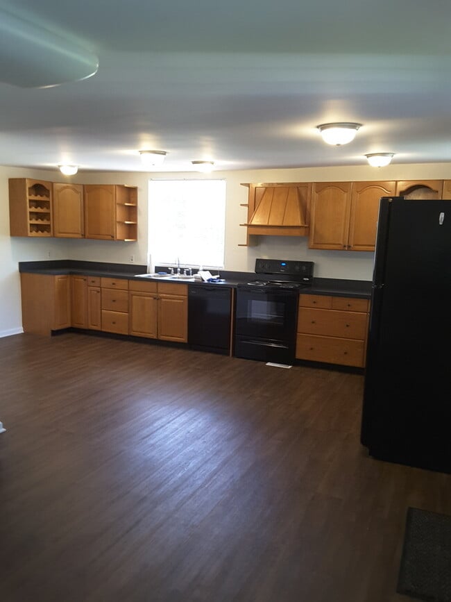 Building Photo - Farmette with Raised Ranch
