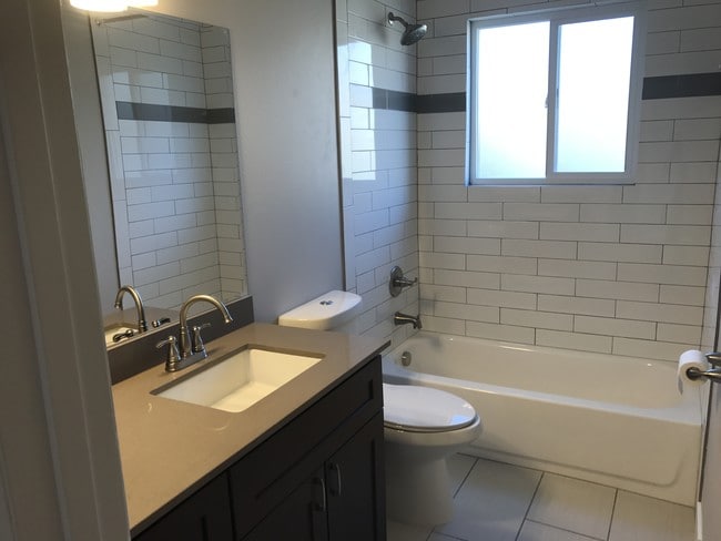 Baño - 8363 W 25th Pl