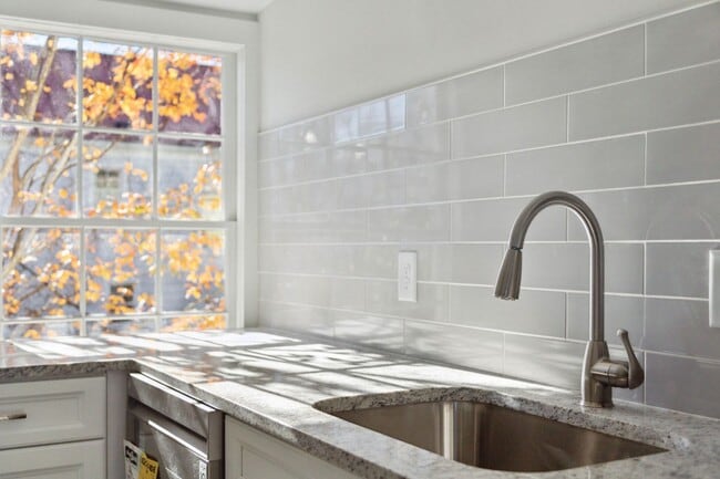 Building Photo - 89 Alexander St