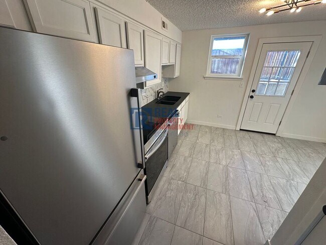 Foto del edificio - 9110 E Girard Ave