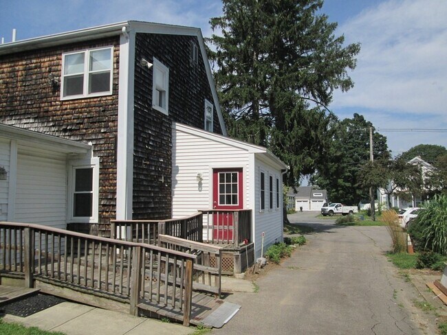 Building Photo - 226 Main St
