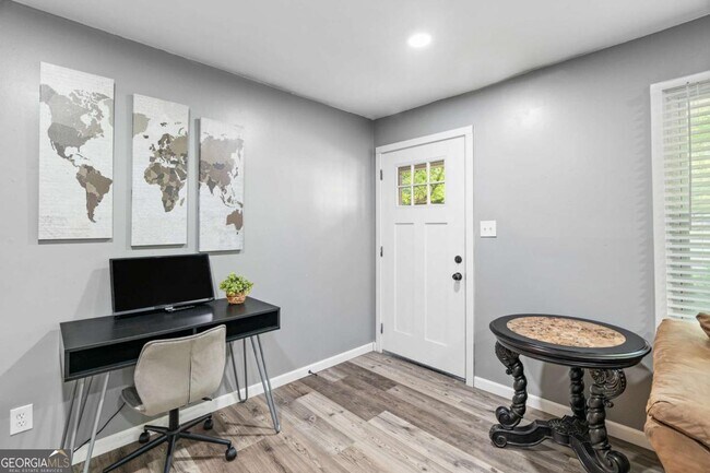 Building Photo - 2150 Meadowlane Dr SW