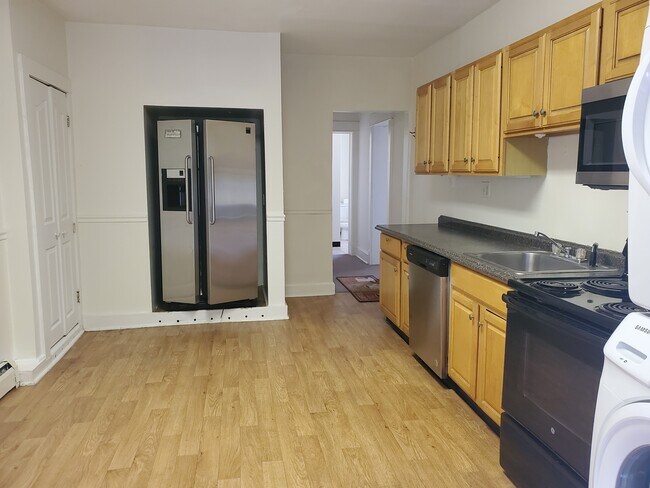 Eat-In Kitchen - 13 Arch St