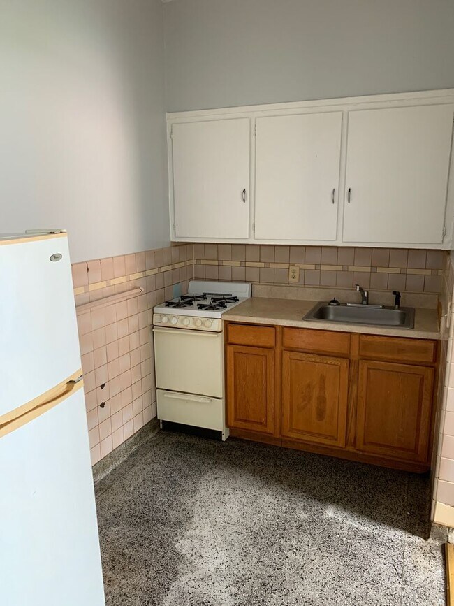 Foto del edificio - Large one room efficiency with large kitchen