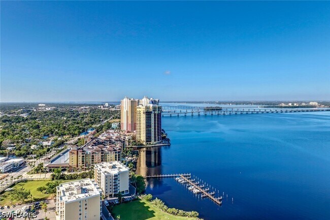 Foto del edificio - 3000 Oasis Grand Blvd