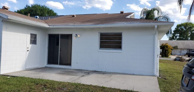 Building Photo - Charming 2 Bedroom Duplex with Tiled Floor...