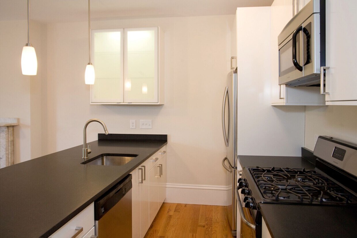 Primary Photo - Beautifully updated, pet friendly 3 bed un...
