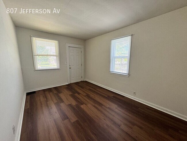 Foto del edificio - 807 Jefferson Ave
