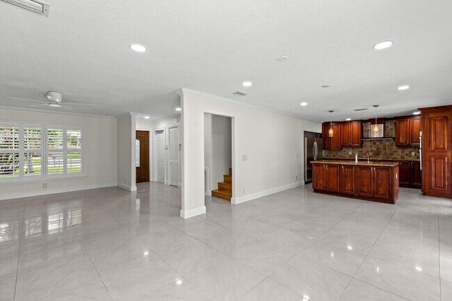 Foto del edificio - 4610 Pine Tree Dr