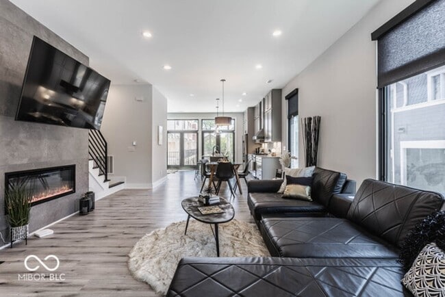 Building Photo - Beautiful townhome located off 16th and College. Pets allowed for an additional $1,000 non refund...