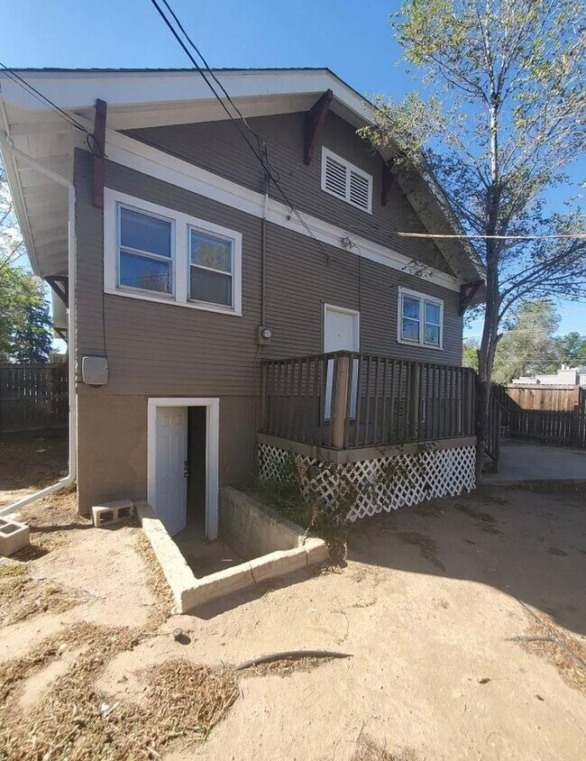 Building Photo - 3 Bedroom/1 Bath Garden Level Duplex for J...