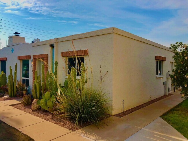 Building Photo - 2 bedroom townhome near Old Town Scottsdale!