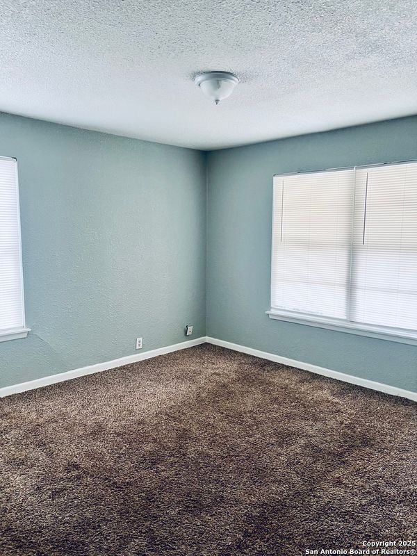 Foto del edificio - 243 Maplewood Ln