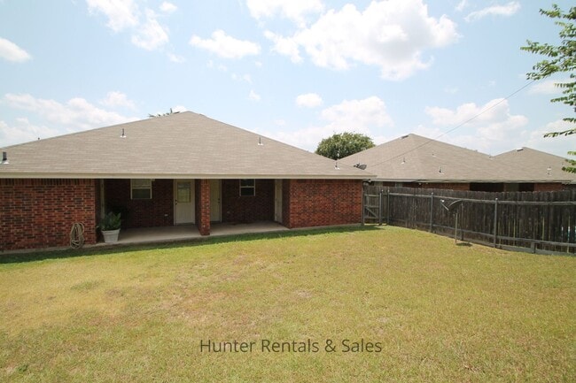 Building Photo - Heights Duplex!