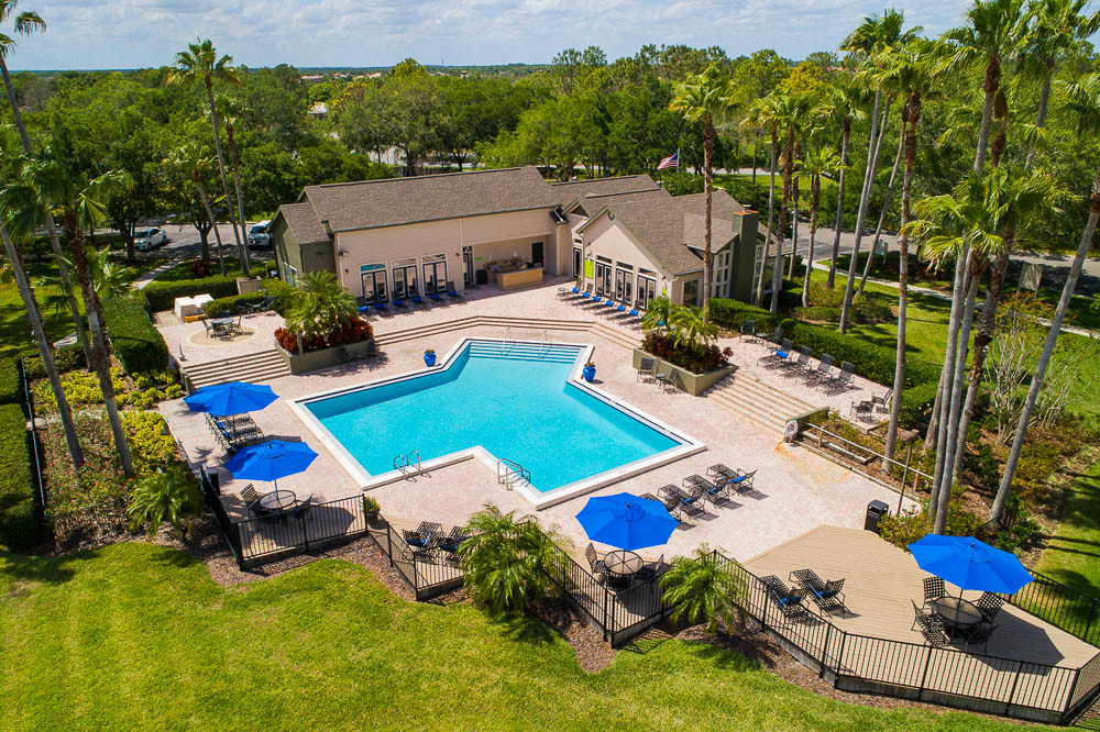 Piscina y solárium del complejo - WillowBrooke Apartments