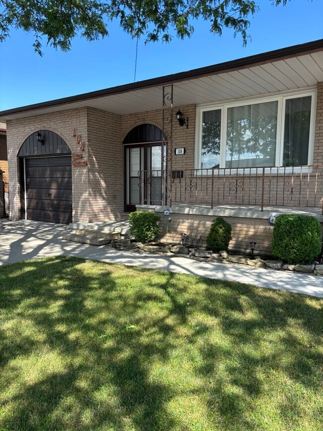 Building Photo - 108 Capri Cres