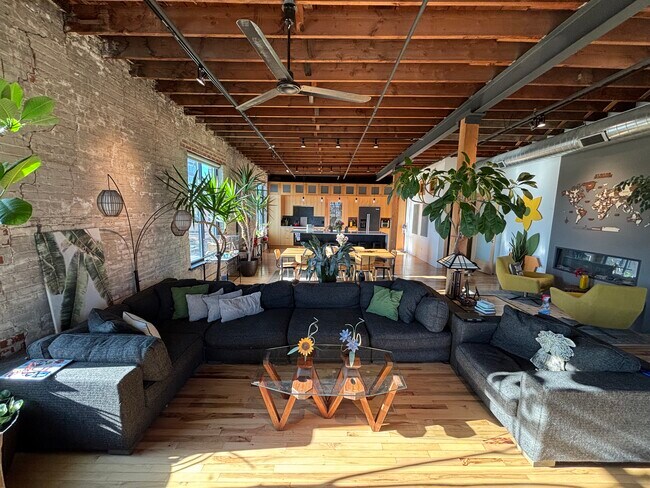 Área de estar - 319 SW 5th St