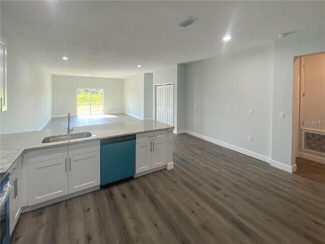 Foto del edificio - 8456 Dinnano St