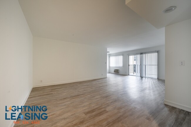 Building Photo - Spacious and Sunlit One-Bedroom Home Offer...