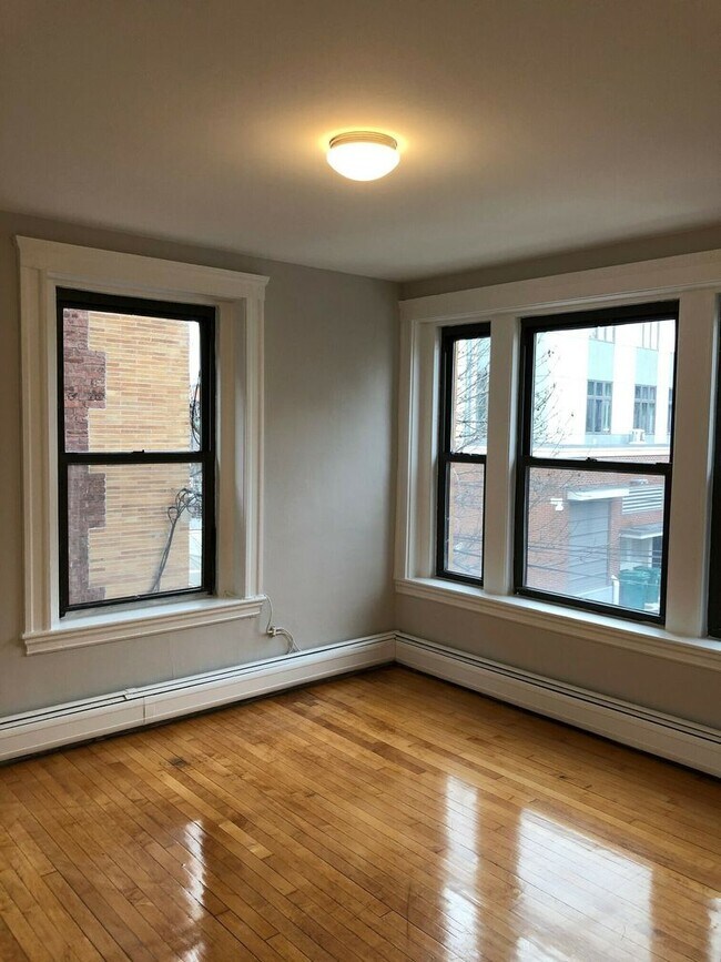 Foto del edificio - 11 Upland Rd