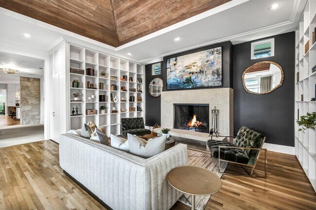 Building Photo - 8115 Two Coves Dr