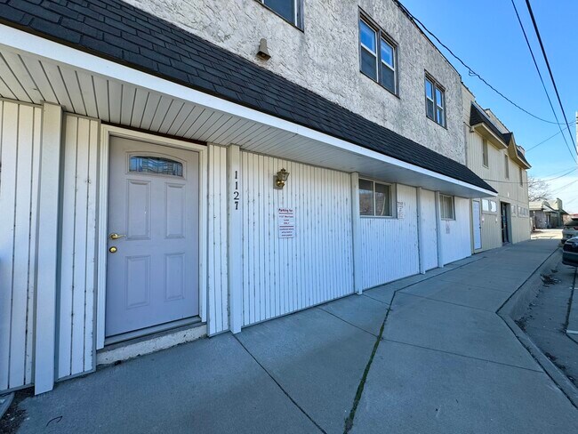 Building Photo - 1127 Merriam Ln
