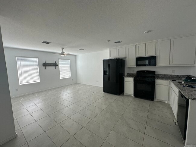Building Photo - 450 Reverie Way