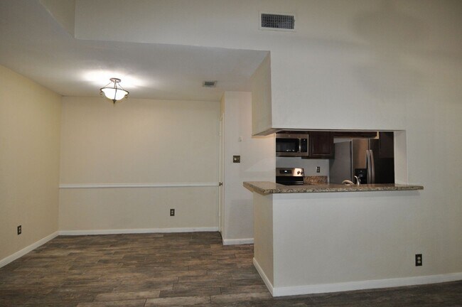 Building Photo - Quiet 1 bedroom 1 bathroom condo in North ...