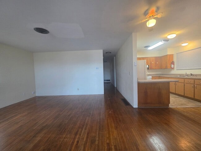 Building Photo - 3 bedroom 2 Bath Single Family Home