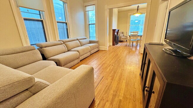 Foto del edificio - Historic Downtown 4 Bed 1.5 Bath Across from St Joes Hospital and Pres St Lukes.