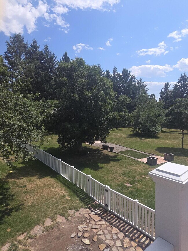 Foto del edificio - Spacious home in country setting, yet clos...