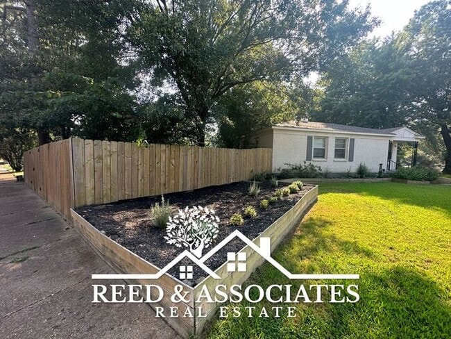 Building Photo - Colonial Acres!