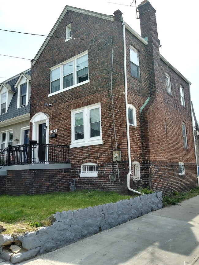 Building Photo - 1309 T St SE