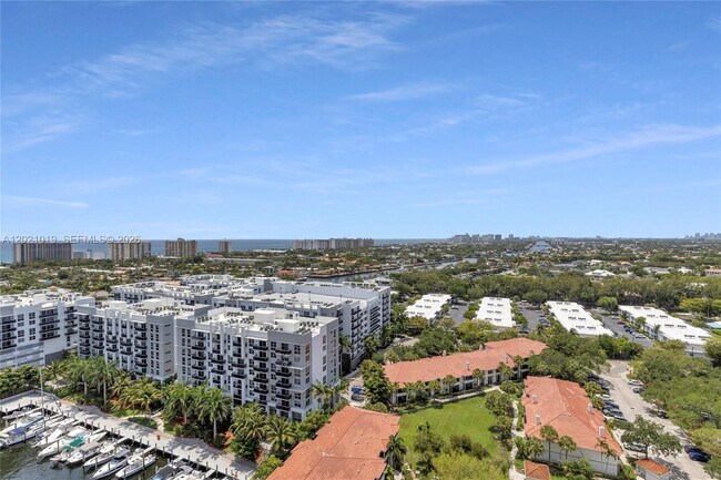 Building Photo - 3200 Port Royale Dr N