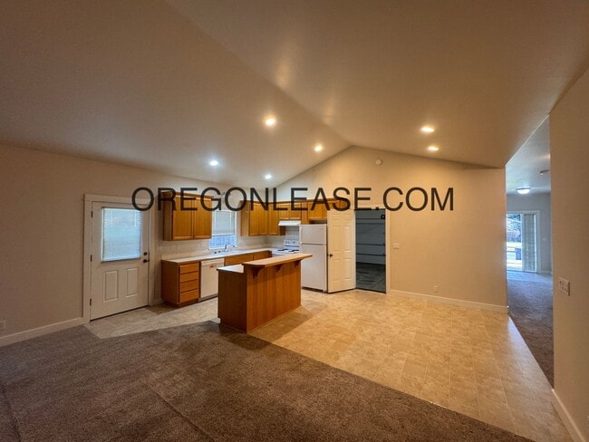 Building Photo - North Eugene 3/2 bath home